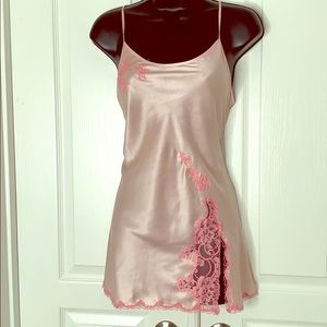 VINTAGE VICTORIAS SECRET SZ S SLIP SLEEPWEAR